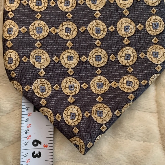 Geoffrey Beene 100% Silk Navy and Gold Patterned Tie - Picture 10 of 11